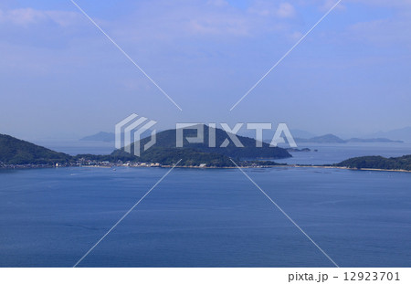 三豊市「粟島」を、詫間港入口の高谷鼻手前より望む 12923701