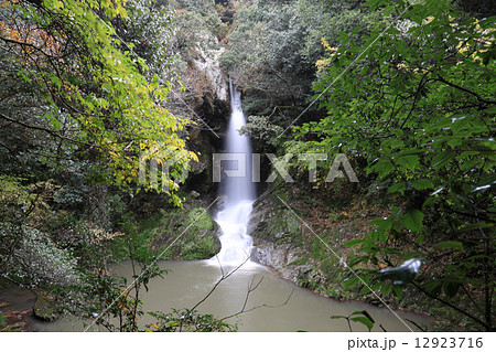 香川県木田郡三木町「虹の滝」雌滝 12923716