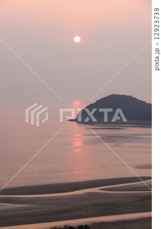 香川県三豊市仁尾・荘内半島の夕暮れ 12923739