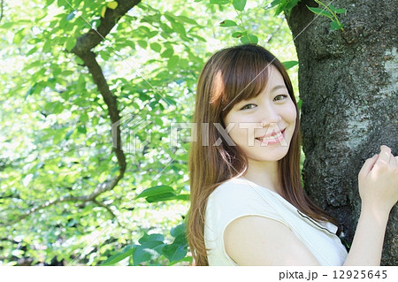 新緑の木に寄り添う色白美人 新緑の木に寄り添う色白美人 12925645