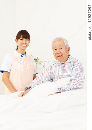 介護士と老人 介護士と老人 12927097