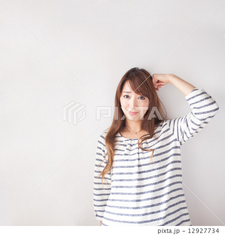 窓辺の女性 12927734