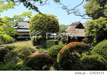新居浜市、住友グループの基礎を確立した広瀬宰平の旧宅・庭園を公園とした「広瀬公園」内の旧宅=「廣瀬記念邸」母屋と内庭の茶室「指月庵」 12929153