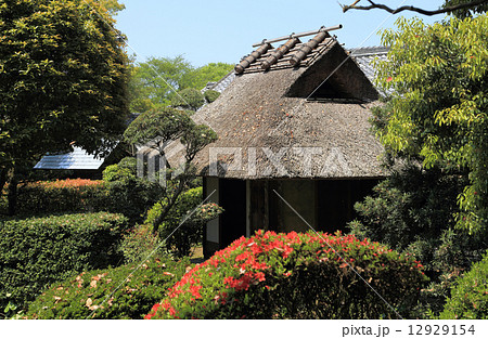 新居浜市、住友グループの基礎を確立した広瀬宰平の旧宅・庭園を公園とした「広瀬公園」内の旧宅=「廣瀬記念邸」内庭の茶室「指月庵」 新居浜市、住友グループの基礎を確立した広瀬宰平の旧宅・庭園を公園とした「広瀬公園」内の旧宅=「廣瀬記念邸」内庭の茶室「指月庵」 12929154