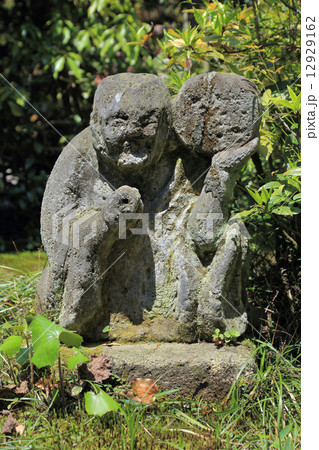 新居浜市、住友グループの基礎を確立した広瀬宰平の旧宅・庭園を公園とした「広瀬公園」内の旧宅=「廣瀬記念邸」内庭の茶室「指月庵」の庭にある神像？（銅鉱石を担いでいる姿か？） 12929162