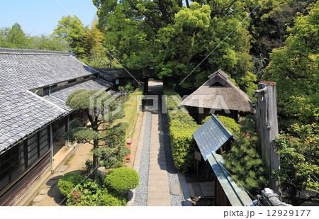 愛媛県新居浜市、住友グループの基礎を確立した広瀬宰平の旧宅・庭園を公園とした「広瀬公園」内の旧宅=「廣瀬記念邸」の玄関アプローチを母屋二階から見る 12929177