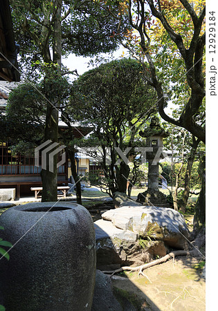 愛媛県新居浜市、住友グループの基礎を確立した広瀬宰平の旧宅・庭園を公園とした「広瀬公園」内の旧宅=「廣瀬記念邸」の新座敷前の庭 愛媛県新居浜市、住友グループの基礎を確立した広瀬宰平の旧宅・庭園を公園とした「広瀬公園」内の旧宅=「廣瀬記念邸」の新座敷前の庭 12929184