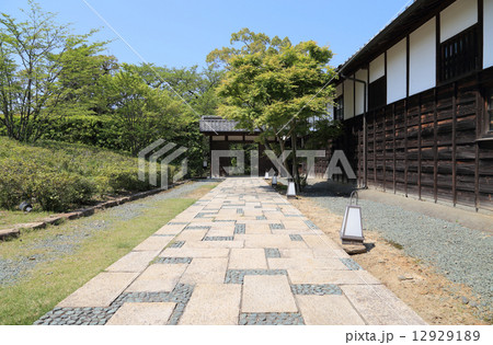 愛媛県新居浜市、住友グループの基礎を確立した広瀬宰平の旧宅・庭園を公園とした「広瀬公園」内の旧宅=「廣瀬記念邸」の裏門 12929189