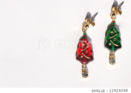 クリスマスカラーのピアス（ツリー） 12929299
