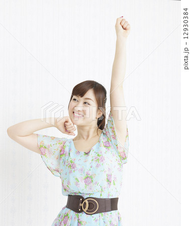 若い女性 若い女性 12930384