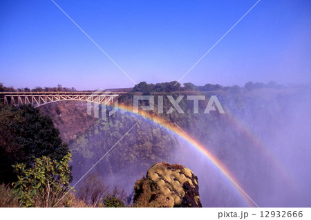 虹のかかったヴィクトリアフォールズ橋　ザンビア側 12932666