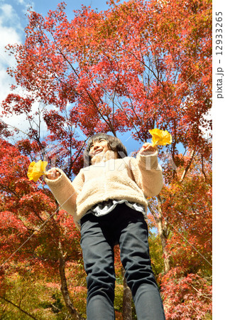 女の子(紅葉) 12933265