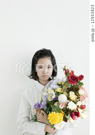 花束を抱える若い女性の写真素材