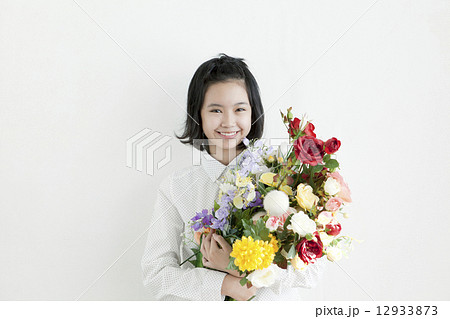 花束を抱える若い女性の写真素材 12933873 Pixta
