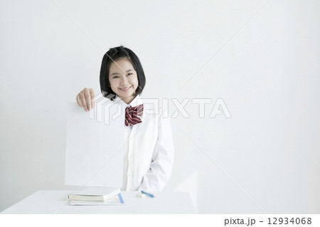 答案用紙を渡す女学生 12934068
