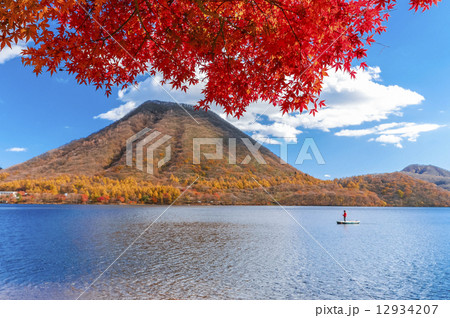 紅葉の榛名湖と釣り人 12934207