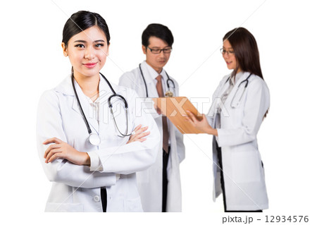A medical team led by a female doctor   12934576