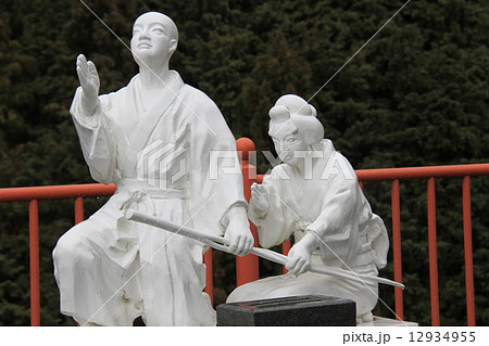 奈良県高市郡にある南法華寺（壺阪寺）の「お里・沢市の像 - 人形浄瑠璃『壺坂霊験記』」 12934955