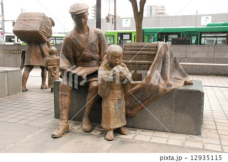 「富山の薬売り」の像〜おまけ(おみやげ)渡し（JR富山駅 南口／富山県富山市明輪町） 12935115