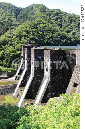 香川県観音寺市大野原町、国重文「豊稔池堰堤」放水 12935322