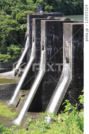 香川県観音寺市大野原町、国重文「豊稔池堰堤」放水 12935324