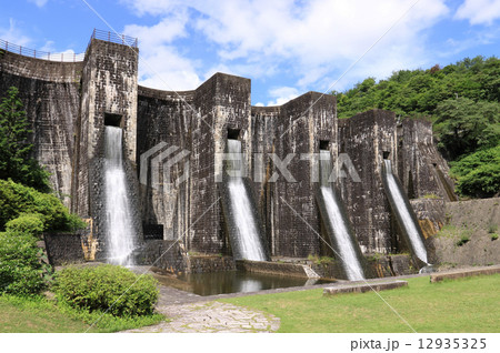 香川県観音寺市大野原町、国重文「豊稔池堰堤」放水 12935325