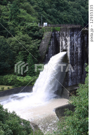 香川県観音寺市大野原町、国重文「豊稔池堰堤」放水 香川県観音寺市大野原町、国重文「豊稔池堰堤」放水 12935335