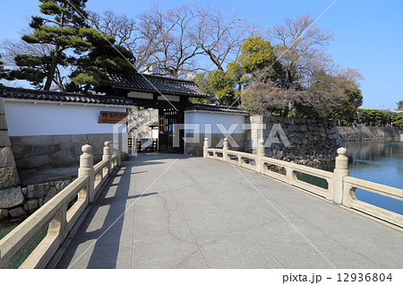 高松市立「玉藻公園」高松城跡の旭橋と旭門 12936804