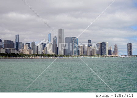 アメリカ　シカゴ　摩天楼 12937311