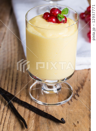 Vanilla cream dessert with vanilla bean and currant Vanilla cream dessert with vanilla bean and currant 12937771