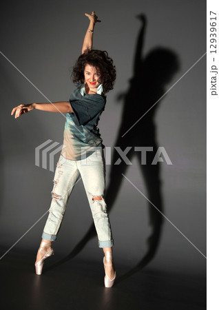 Woman in pointes Woman in pointes 12939617
