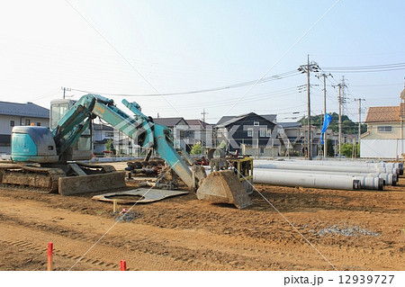 土木工事の作業現場 12939727