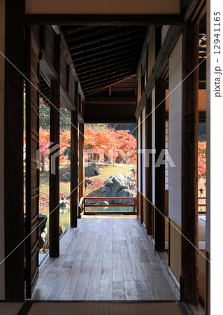 「栗林公園」掬月亭の掬月縁側より紅葉の南湖、楓嶼を望む 12941165