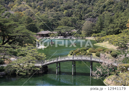 特別名勝「栗林公園」春の南庭南湖を周遊する観光の和船（手前は偃月橋、和船の奥は掬月亭） 12941179