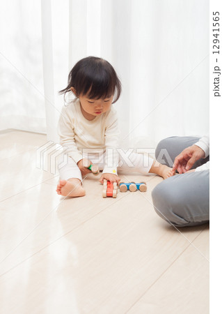 おもちゃで遊ぶ赤ちゃん おもちゃで遊ぶ赤ちゃん 12941565