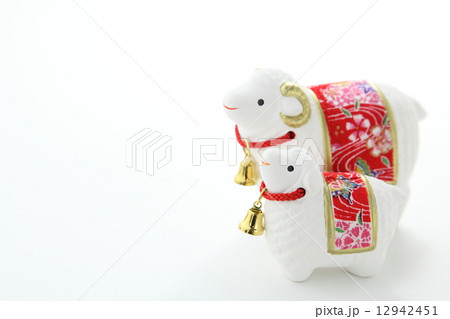 未年　年賀状素材  シンプル白バック 12942451