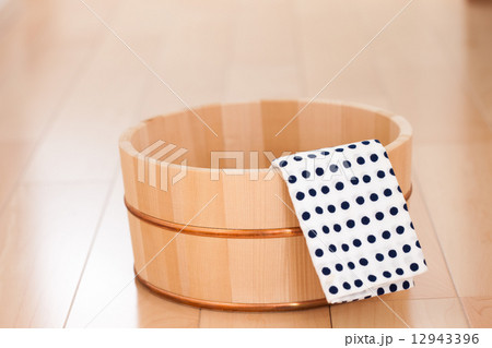 桶と手ぬぐい 12943396