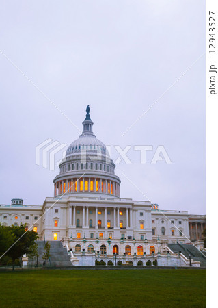 United States Capitol building in Washington, DC 12943527
