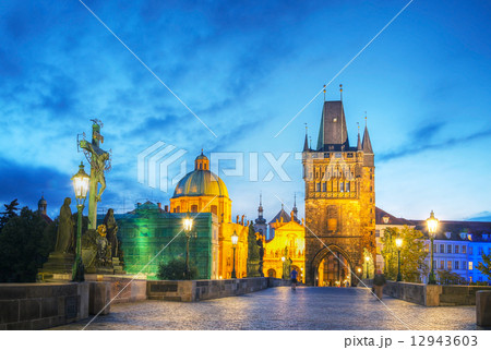 Charles bridge in Prague early in the morning 12943603