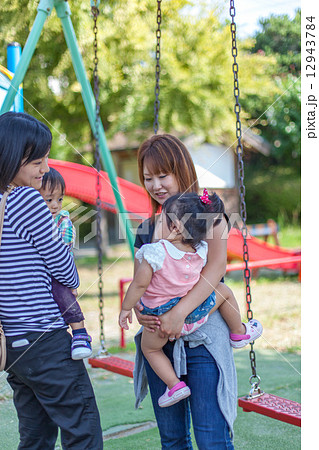 公園で遊ぶママ友の写真素材