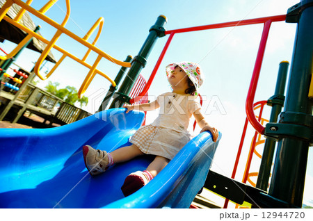 １９ヶ月の娘、滑り台に単独初挑戦 12944720