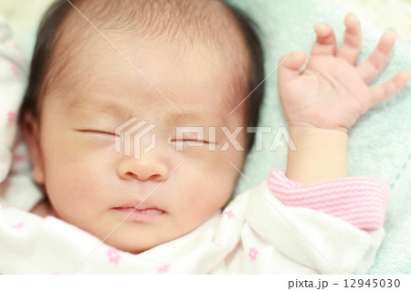 生後1ヶ月の赤ちゃんの寝顔の写真素材