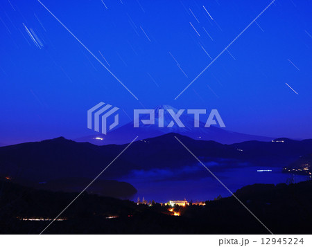 蒼き夜景の富士山 12945224