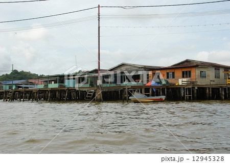 ブルネイ川・水上集落(カンポン・アイール)(バンダルスリブガワン/ブルネイ) ブルネイ川・水上集落(カンポン・アイール)(バンダルスリブガワン/ブルネイ) 12945328