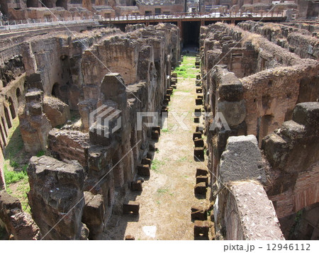 イタリア ローマ コロッセオの闘技場内部 世界遺産 イタリア ローマ コロッセオの闘技場内部 世界遺産 12946112