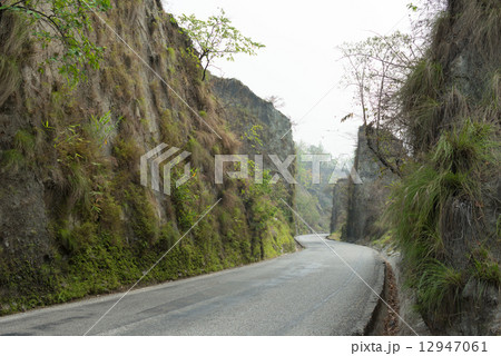 ネパール　マヘンドラ・ハイウエイの切り通し 12947061