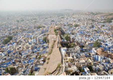 インド　ブルーシティ　ジョードプル　城からの眺め 12947184