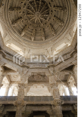 インド ラーナクプル ジャイナ教寺院の彫刻 インド ラーナクプル ジャイナ教寺院の彫刻 12947200