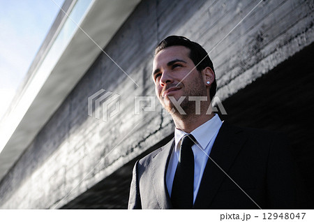 Portrait of a attractive young businessman smiling 12948047