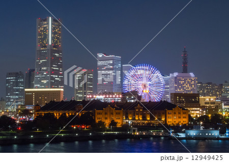 横浜夜景を大さん橋から眺める 12949425